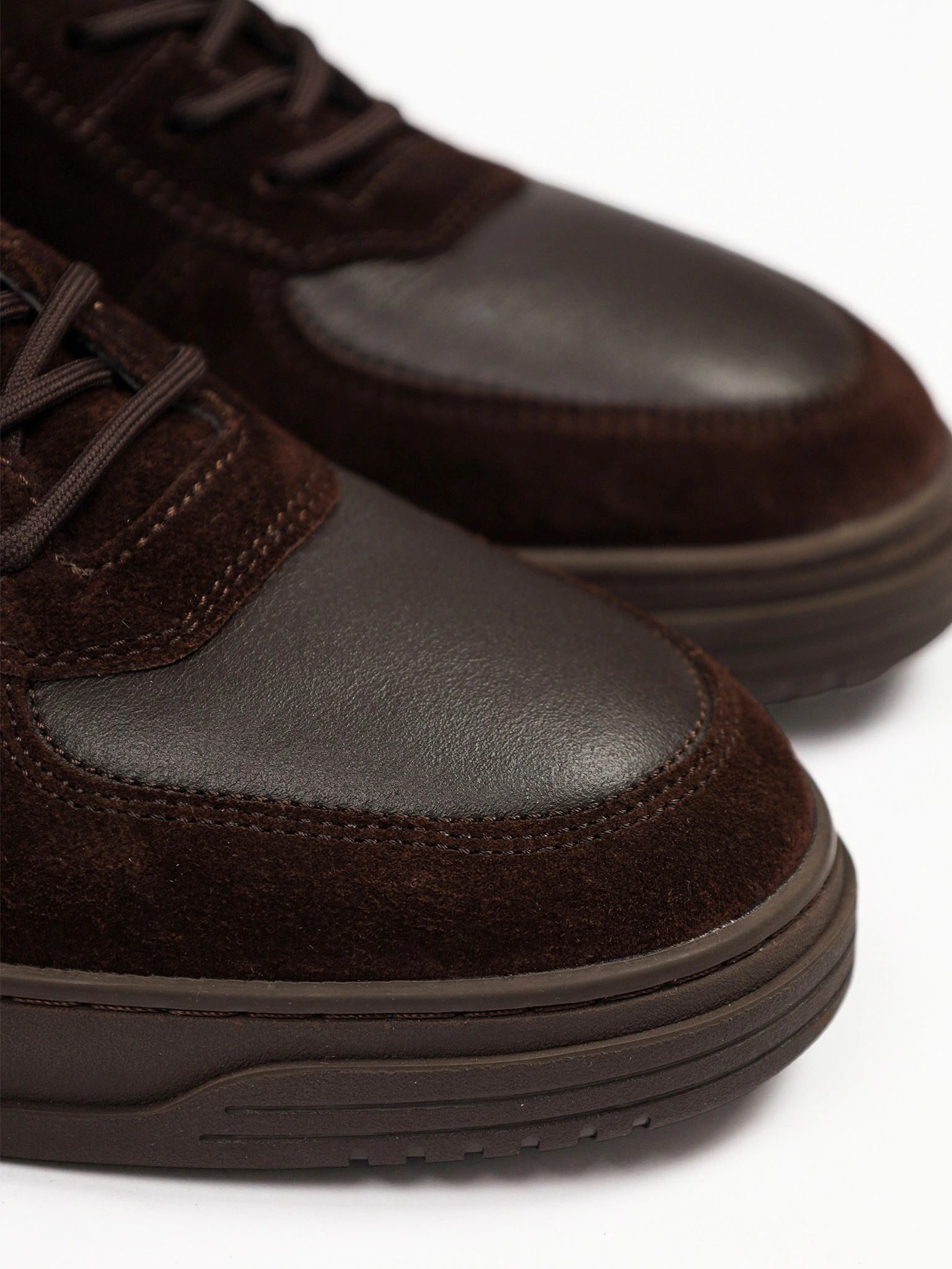 Ботинки комбинированные коричневого цвета на низкой платформе